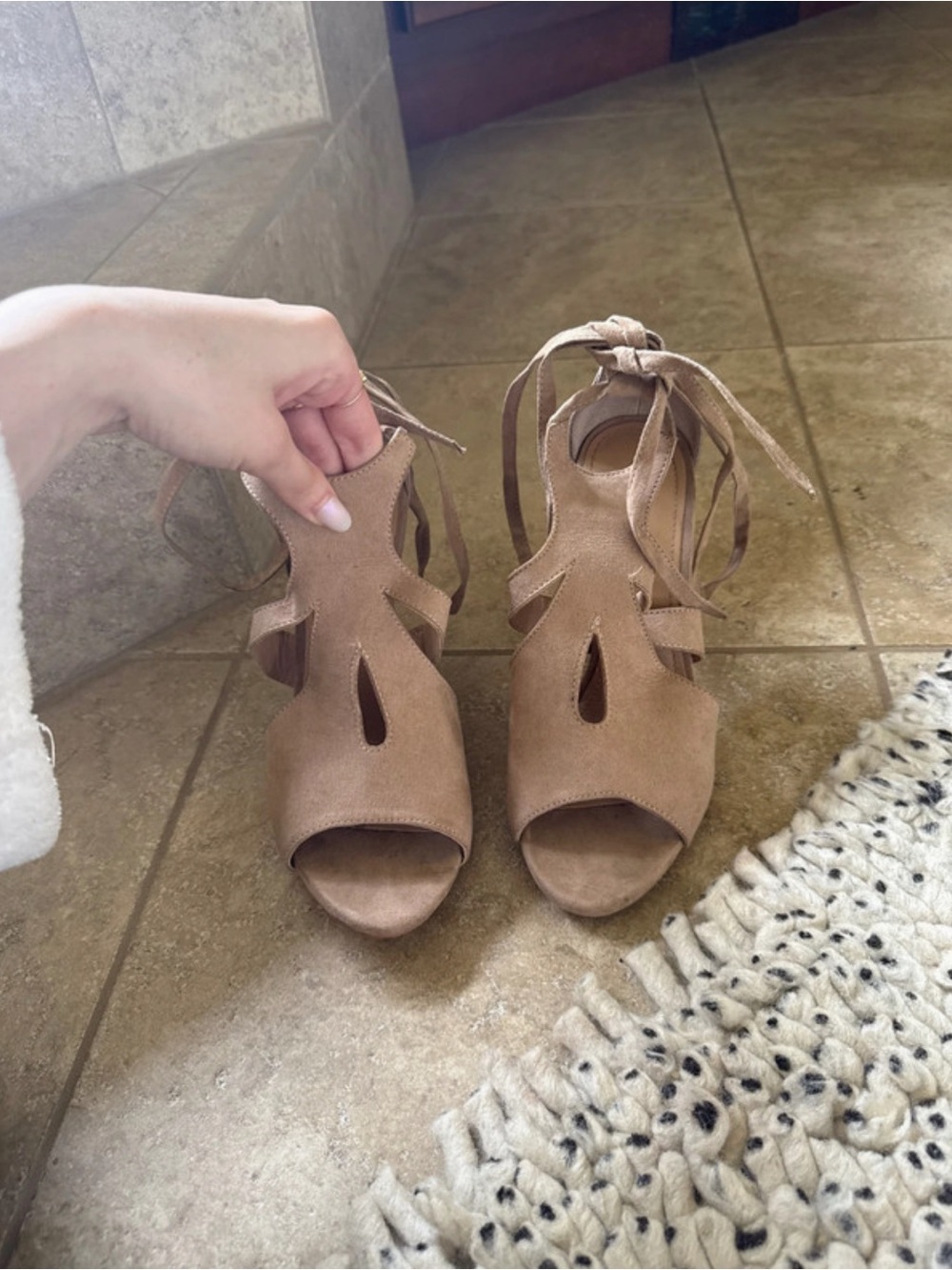 Express Heels - Picture 2 of 3